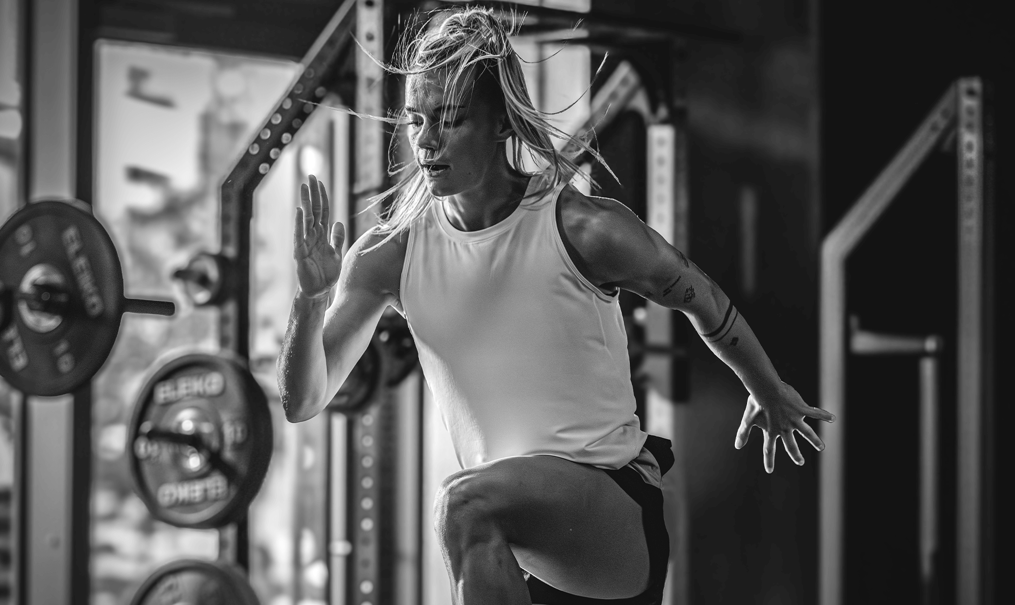 Athletin beim funktionalen Training als Sinnbild für die Zusammenarbeit von ESN und AWARE zur Optimierung von Training und Regeneration