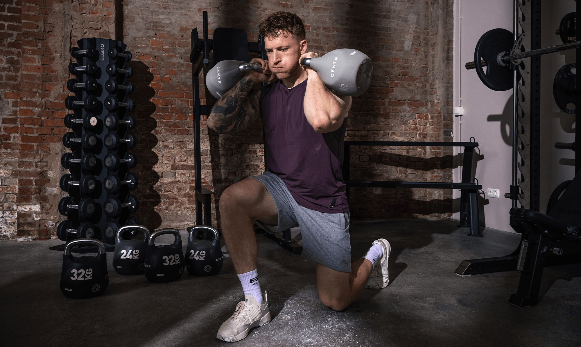 Athlet beim Training mit Kettlebells als Symbol für das erfolgreiche Jahr 2025 bei ESN